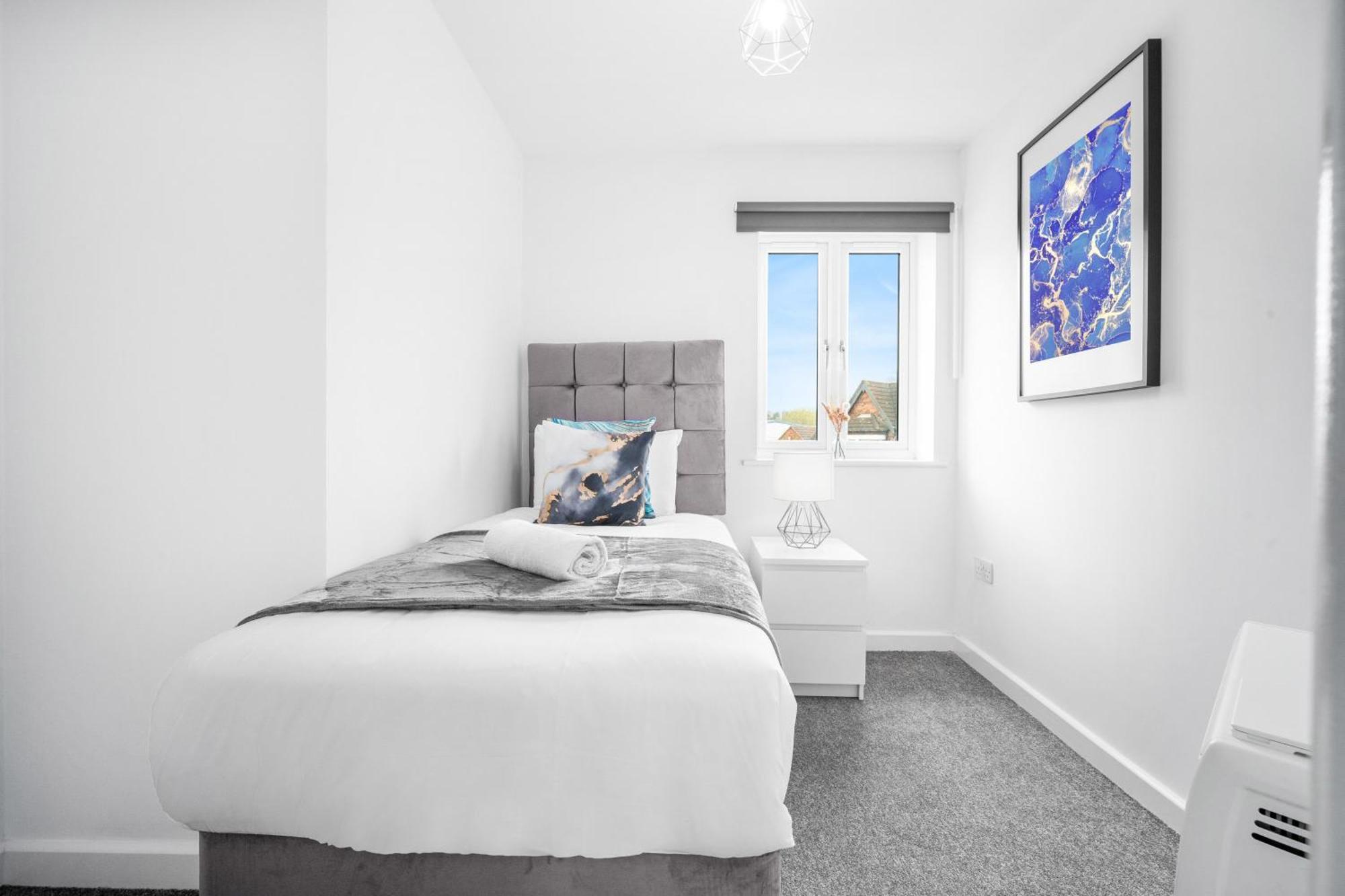 New 2 Bedroom Deluxe Apartment - Parking - Wifi & Netflix - Top Rated - 50C Cradley Heath Eksteriør bilde