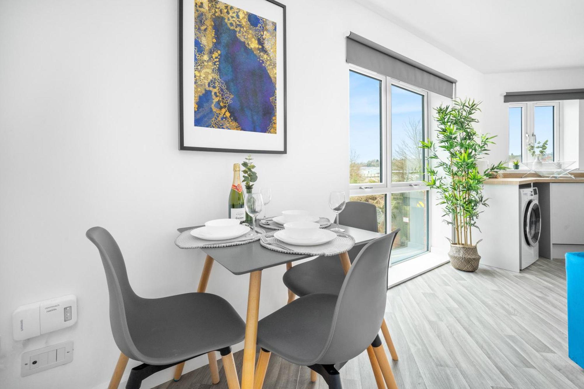 New 2 Bedroom Deluxe Apartment - Parking - Wifi & Netflix - Top Rated - 50C Cradley Heath Eksteriør bilde
