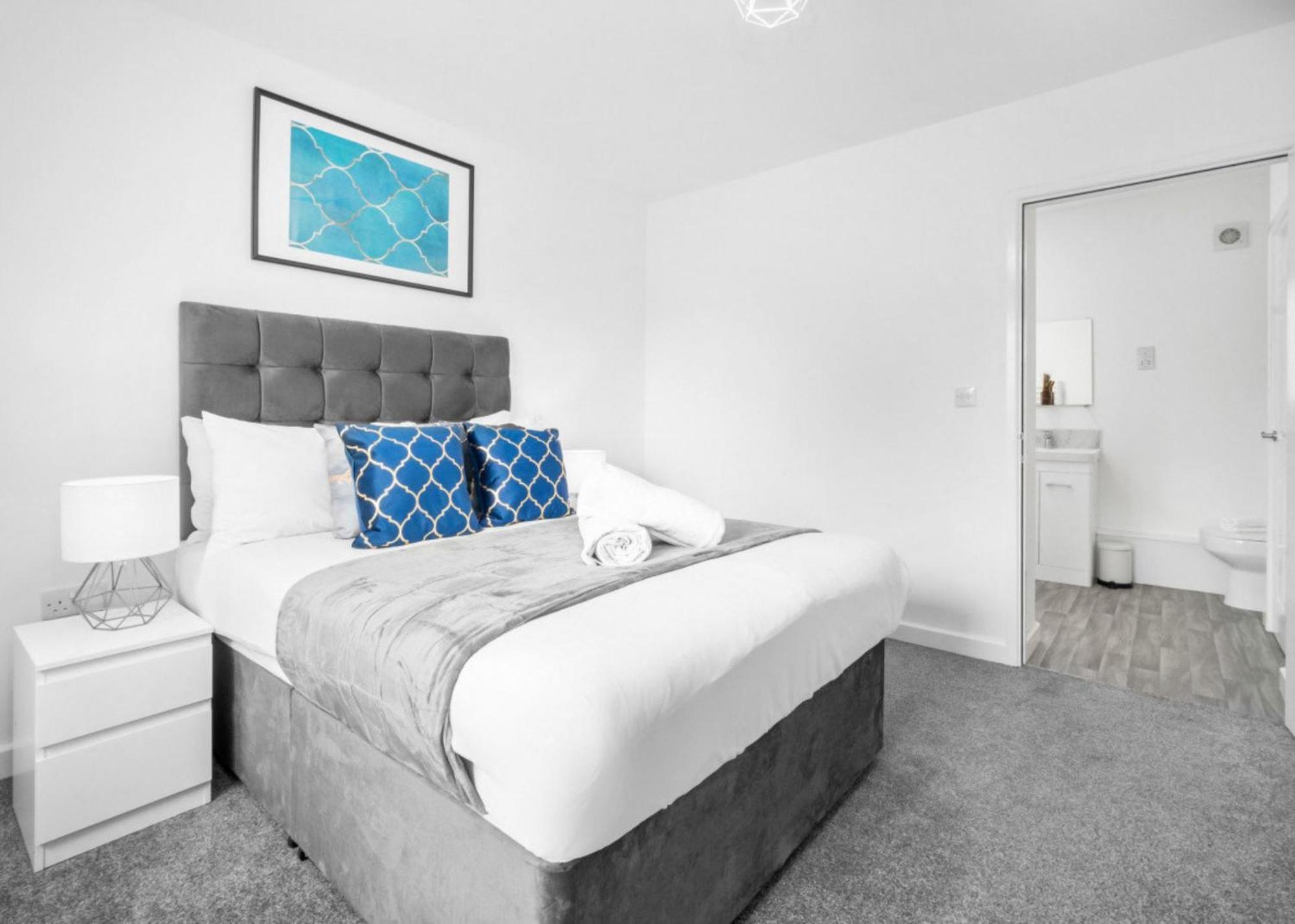 New 2 Bedroom Deluxe Apartment - Parking - Wifi & Netflix - Top Rated - 50C Cradley Heath Eksteriør bilde